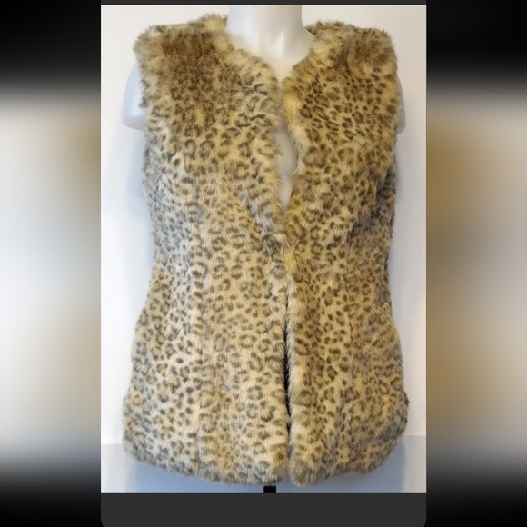 Forever 21 size small fur vest - Picture 3 of 4